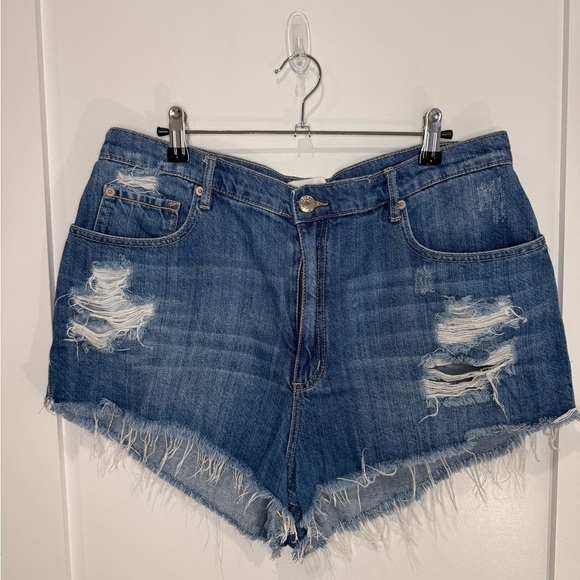 Garage Women’s Medium Blue Wash Distressed Denim Jean Shorts Size 13 - Picture 1 of 4